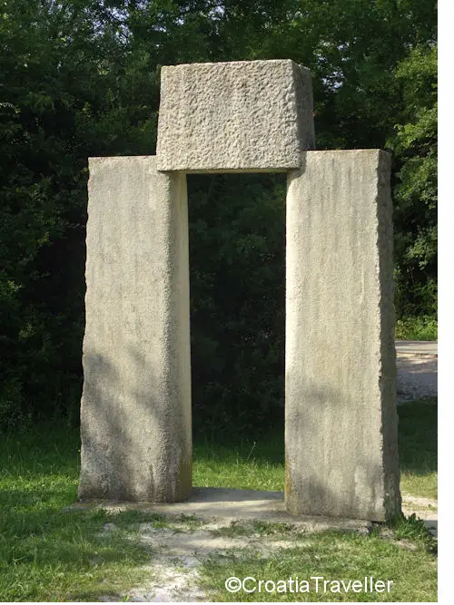 Glagolitic Monument, Hum