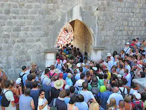 Crowds entering Pile Gate