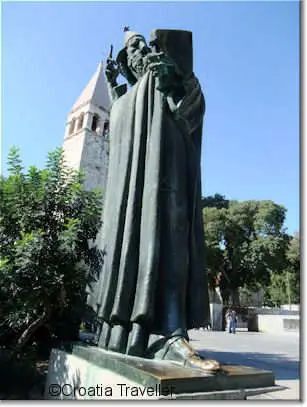 Grgur Ninski statue
