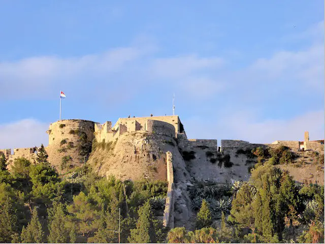 Fortiza, Hvar